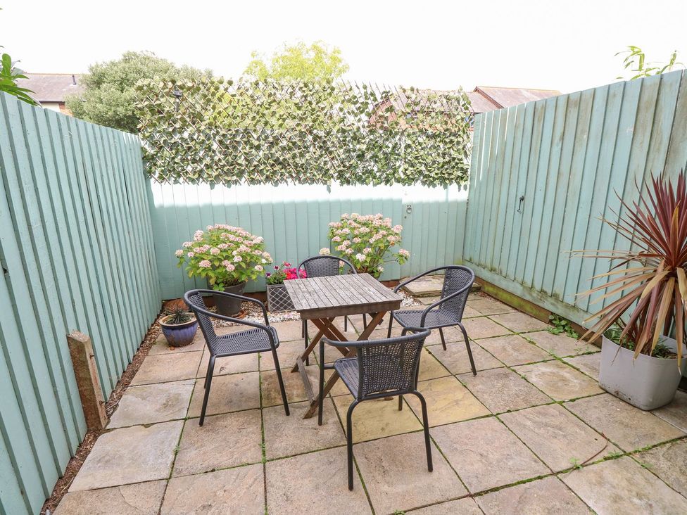 A garden with a table and chairs at Poole Quay Cottage in Poole