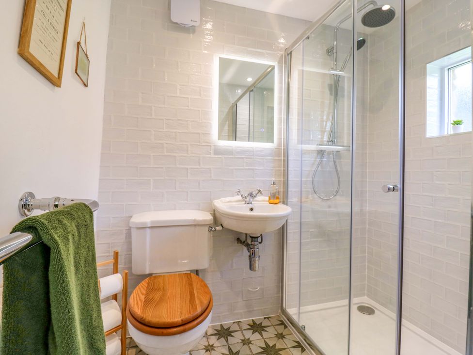 A bathroom with shower, sink and toilet at Manor Farm Cottages in Loughton, Milton Keynes