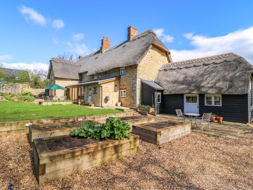 An outdoor area with a house and garden at Manor Farm Cottages Loughton Milton Keynes
