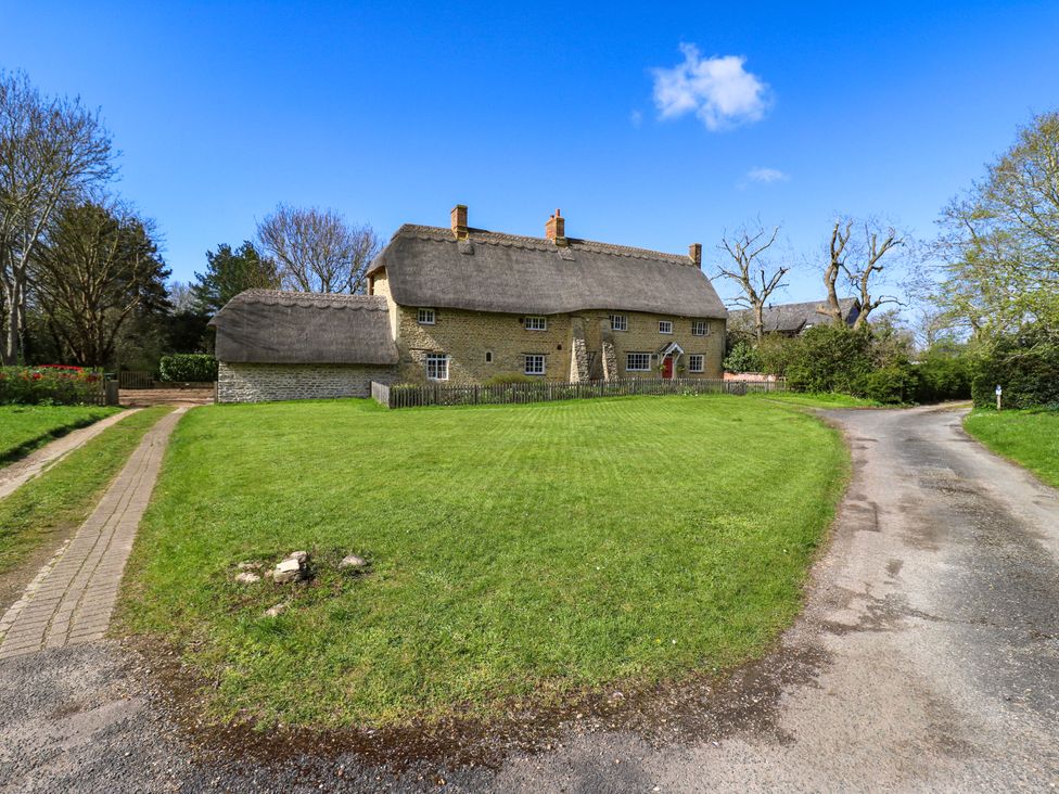 A house with thatched roof and garden at Manor Farm Cottages, Loughton, Milton Keynes
