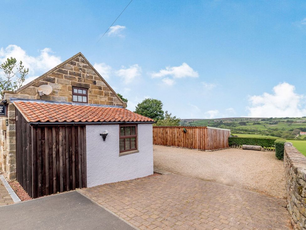 A cottage with a gravel driveway at Lanes Barn in Whitby