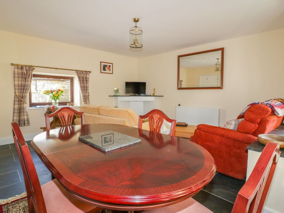 A dining room with a table and chairs at Camellia Cottage in Bodmin