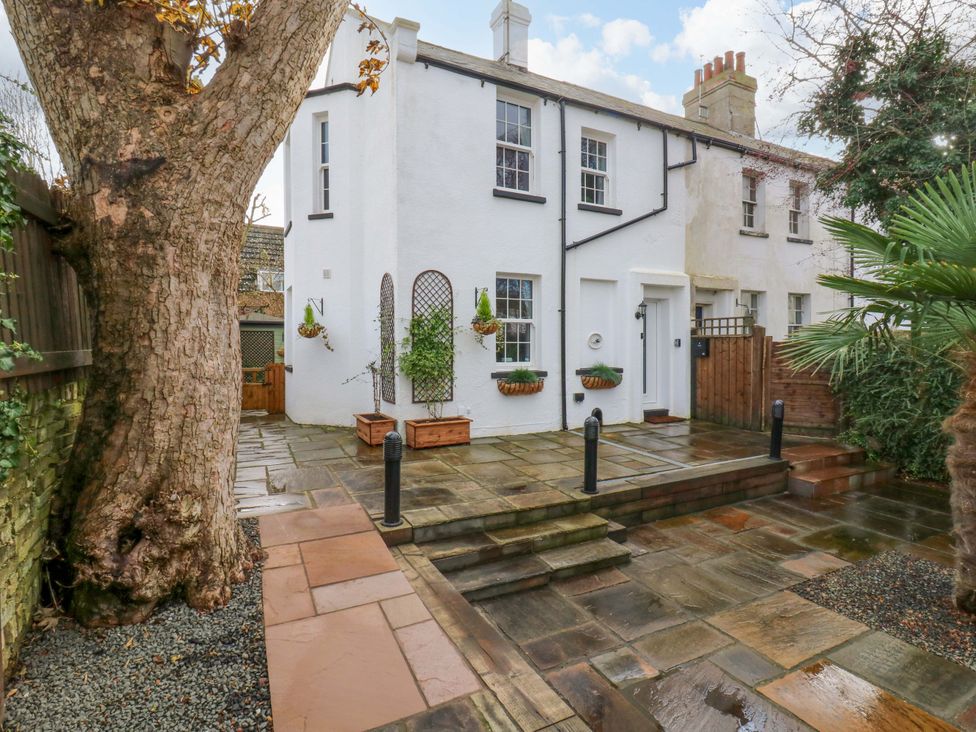 A garden area with steps and planters at 1A Coastguard Cottages Rye