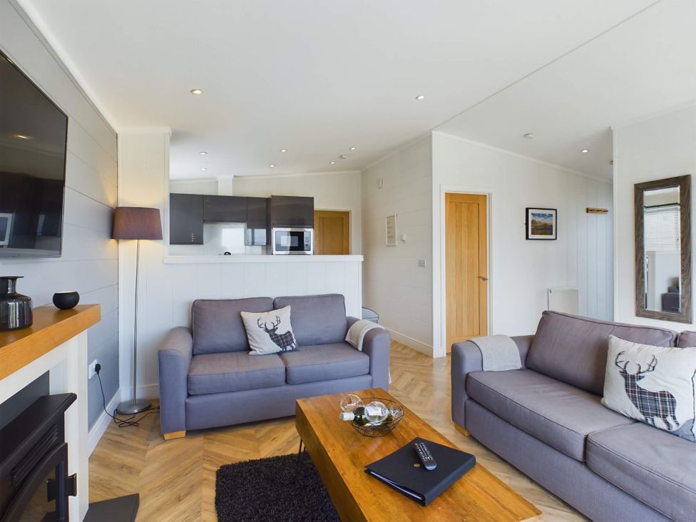 A living room with sofas and a coffee table at Spa Sauna Lodge in Penrith