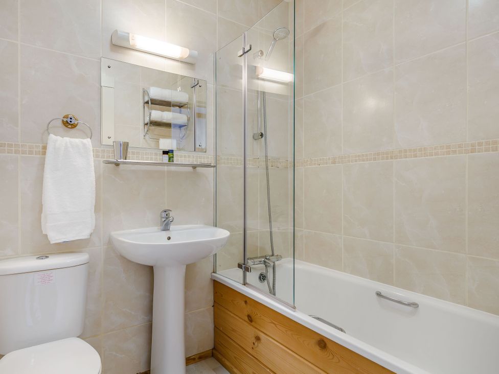 A bathroom with a sink, toilet, and bathtub at Scandinavian Lodge 4 Portreath