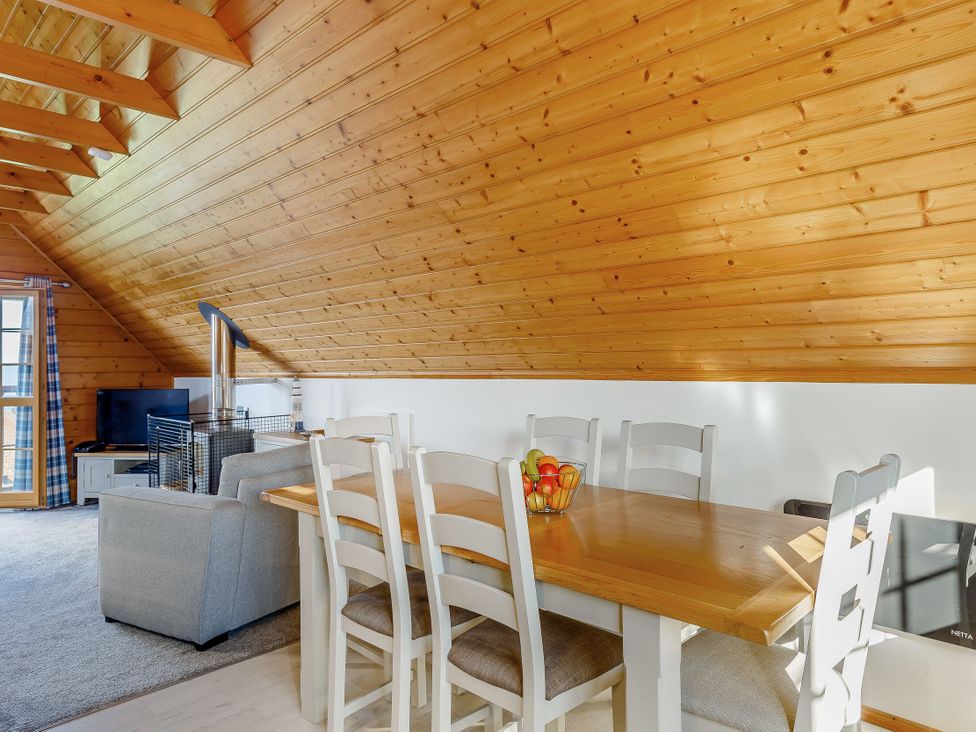 A dining room with a table and chairs at Scandinavian Hot Tub Lodge in Portreath
