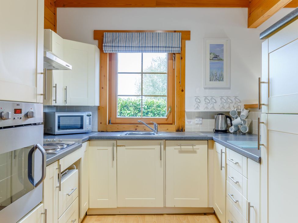 A kitchen with a sink and microwave at Scandinavian Assisted Living – Pet in Portreath