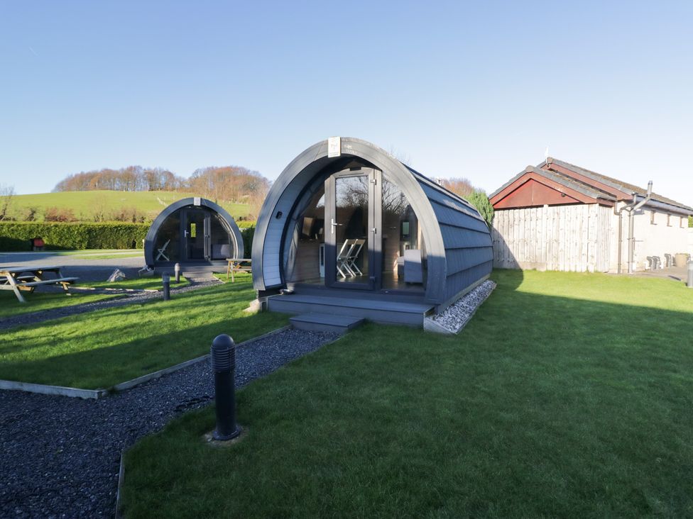 An outdoor area with pods and picnic tables at Pod 7 (Pet Friendly) in Tewitfield