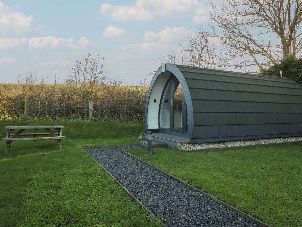 A garden with a pod and a picnic table at Pod 9 (No Pets) Tewitfield near Carnforth