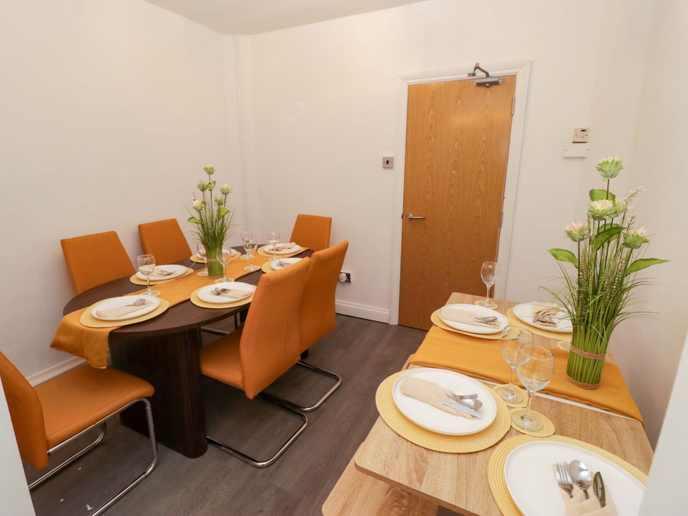 A dining room with a round table and chairs at William's Place in Barry