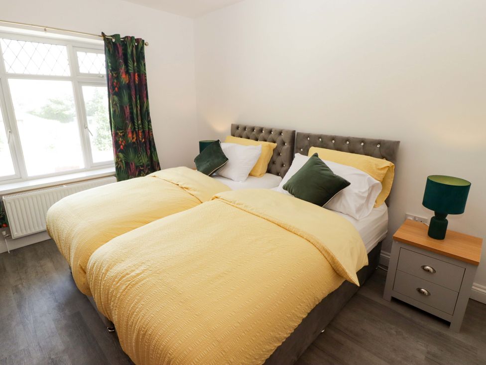 A bedroom with twin beds and a window at William's Place in Barry