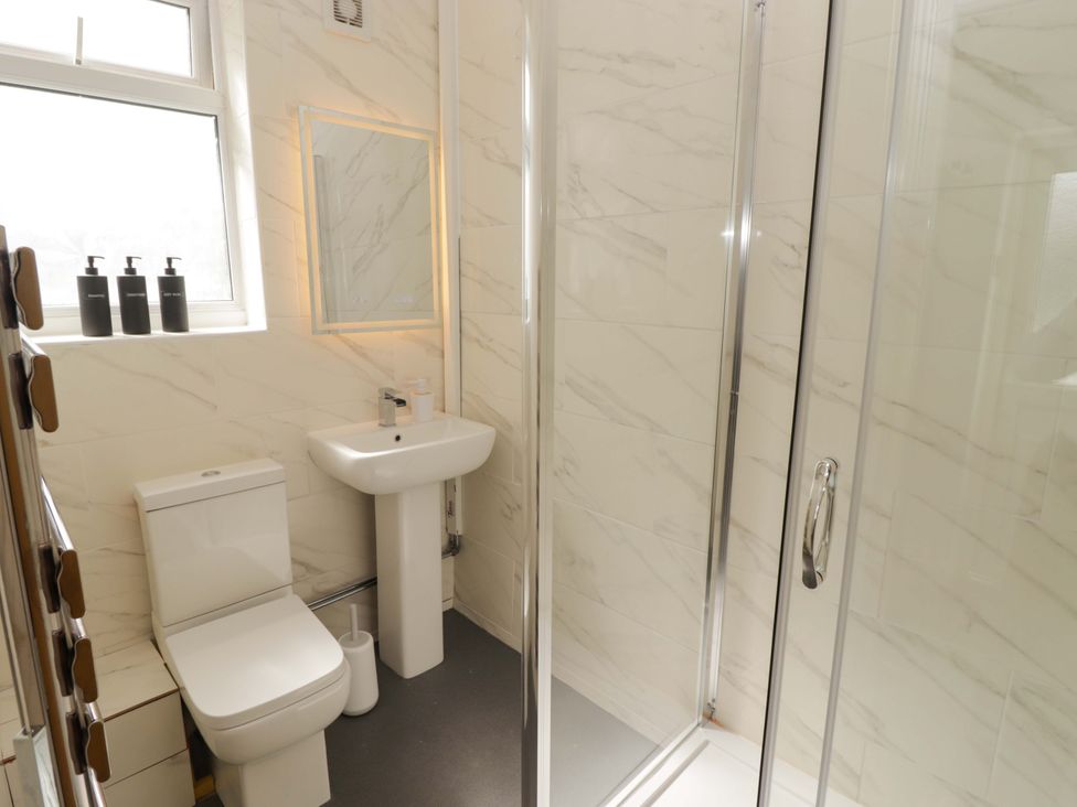 A bathroom with a shower, sink, and toilet at William's Place in Barry