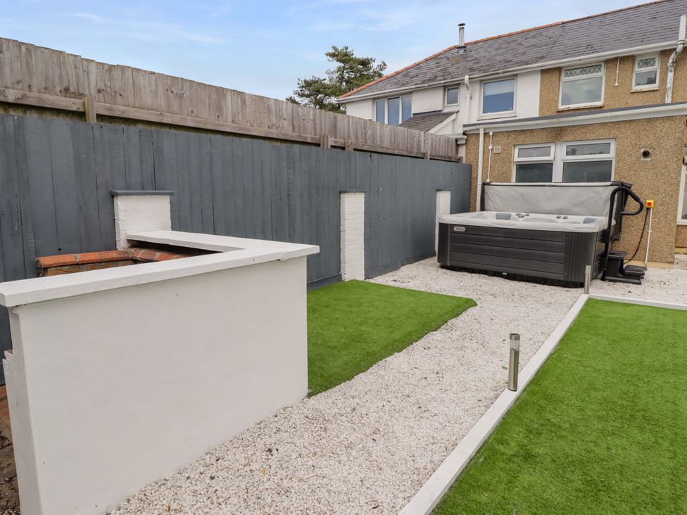 A garden area with a hot tub and gravel at William's Place in Barry