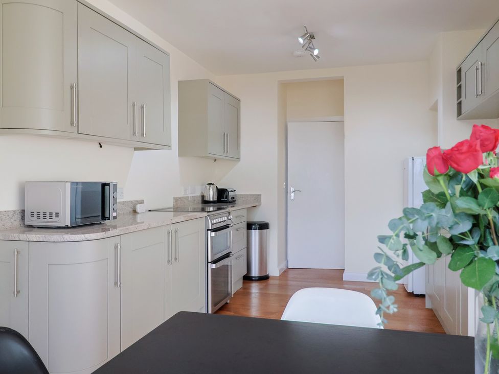 A kitchen with a microwave and oven at Fluta in Seaton
