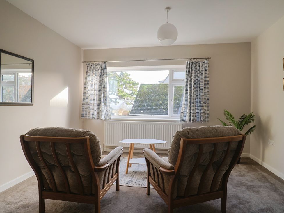A living room with chairs and a table at Fluta in Seaton