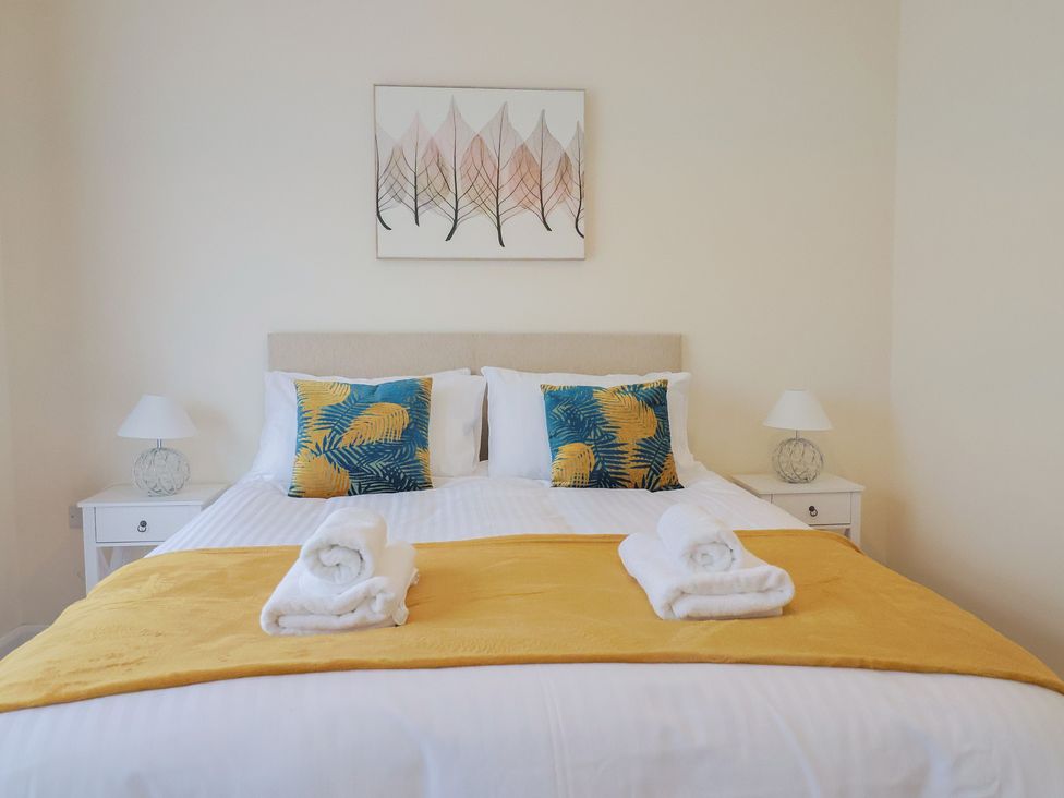 A bedroom with a bed and decorative pillows at Fluta in Seaton