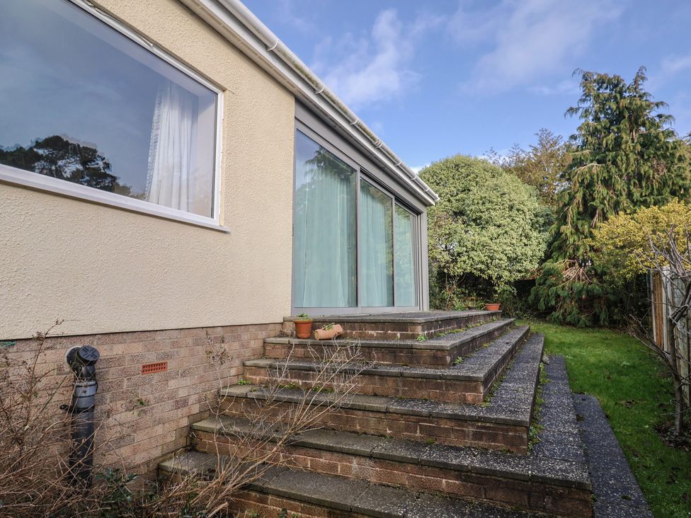 A garden with a staircase leading to a building at Fluta in Seaton