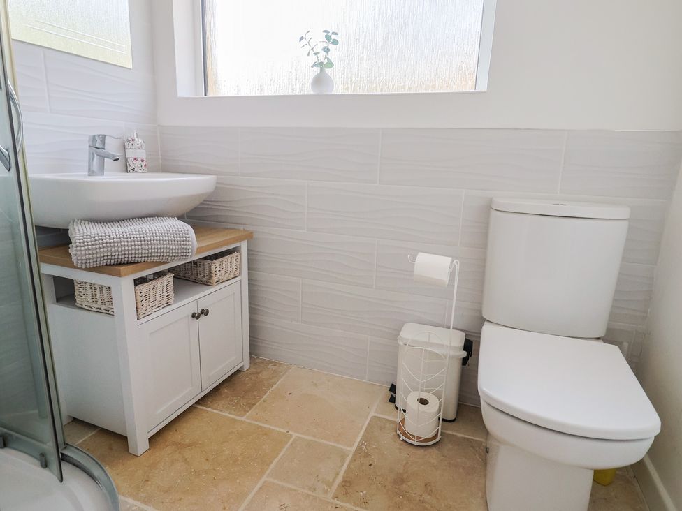 A bathroom with a sink and toilet at Fluta in Seaton