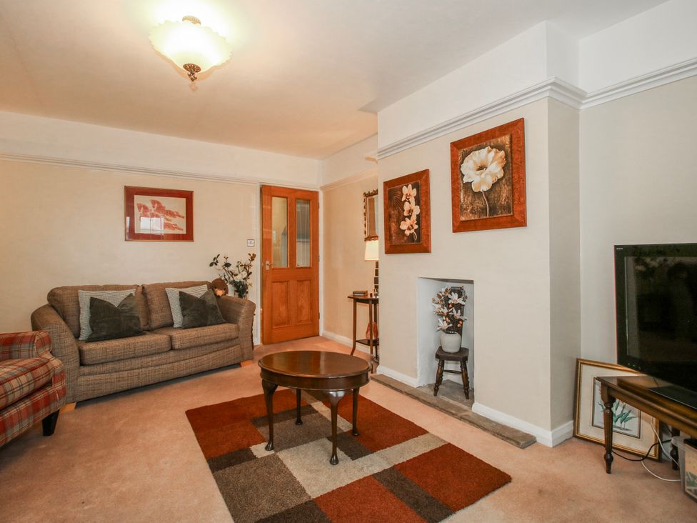 A living room with a sofa and coffee table at The Rumbles in 