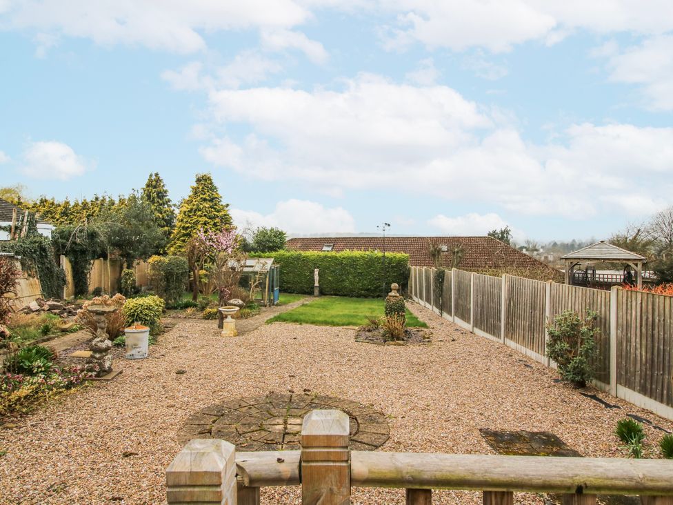 A garden with gravel, grass, and plants at The Rumbles in 