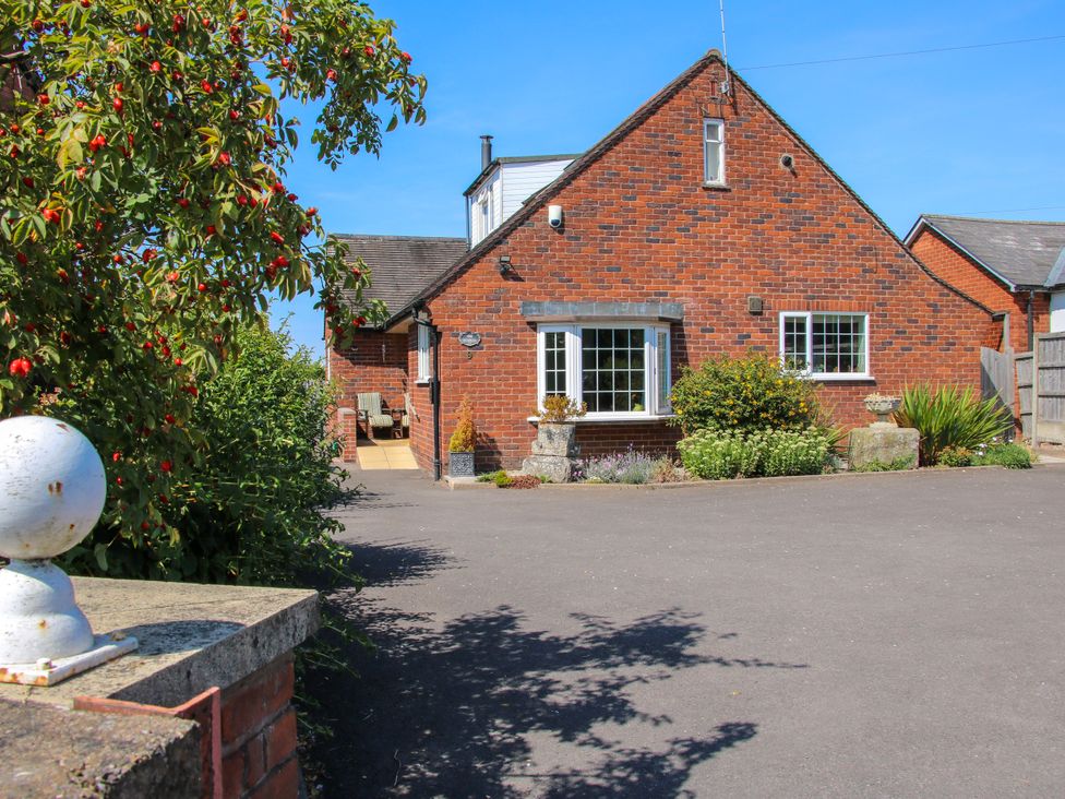 A house with a garden and driveway at The Rumbles in Ludlow