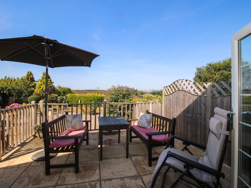 A garden with seating area and table at The Rumbles in Ludlow