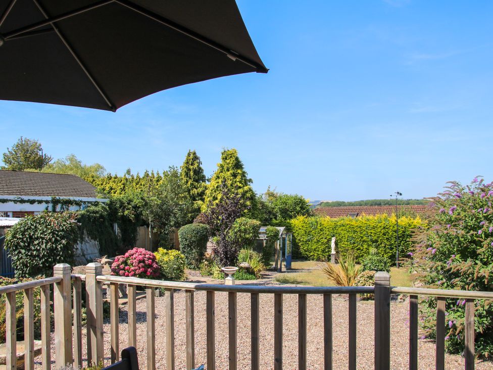 A garden with flowers and trees at The Rumbles in Ludlow
