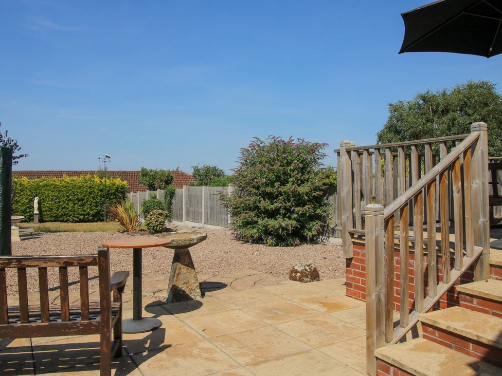 A garden with a bench and table at The Rumbles in Ludlow