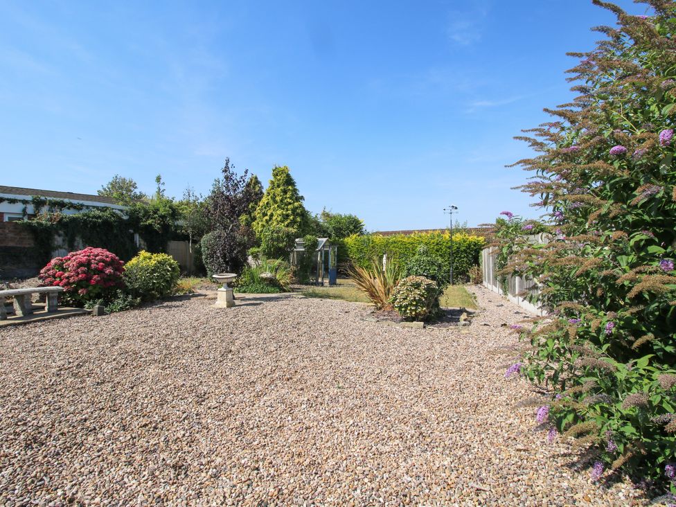 A garden with gravel and flowers at The Rumbles in Ludlow