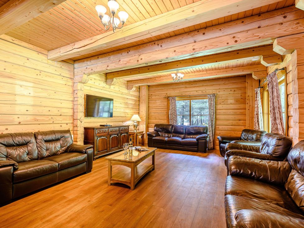 A living room with sofas and a coffee table at Foresters Spa Plus in Dundee