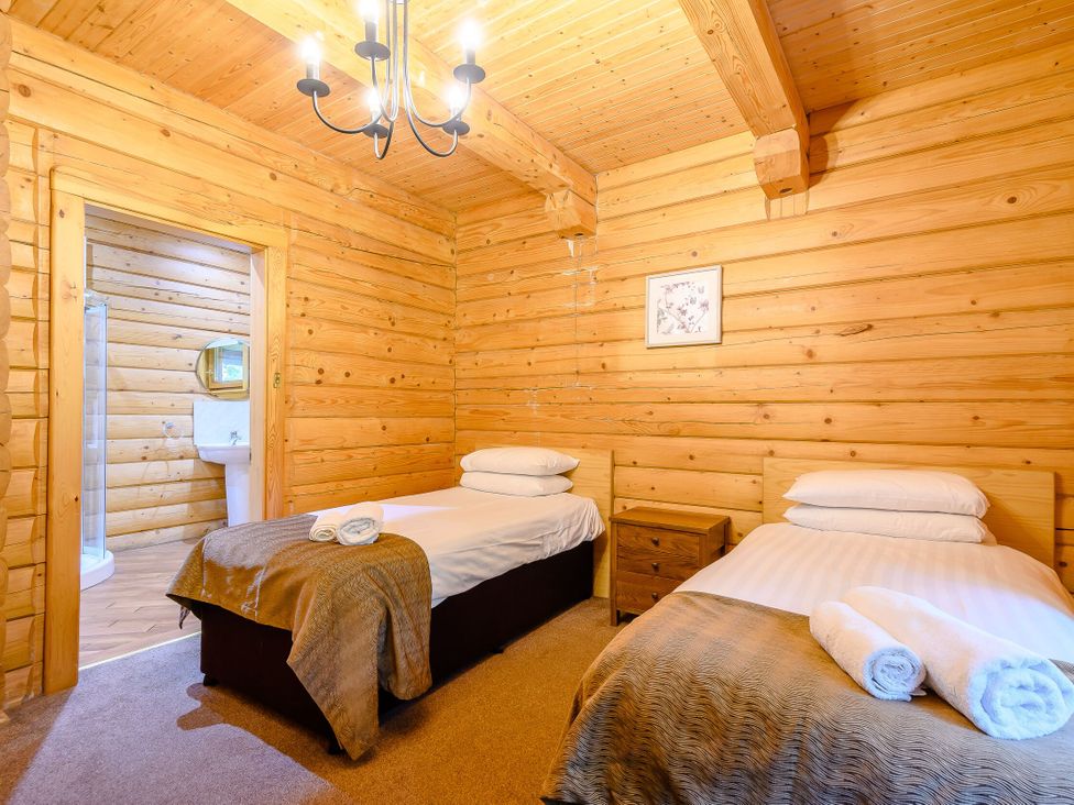 A bedroom with two beds and an adjoining bathroom at Eagle Spa Plus in Dundee