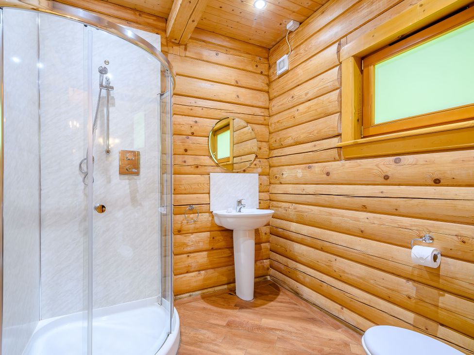 A bathroom with a shower, sink, and toilet at Eagle Spa Plus in Dundee