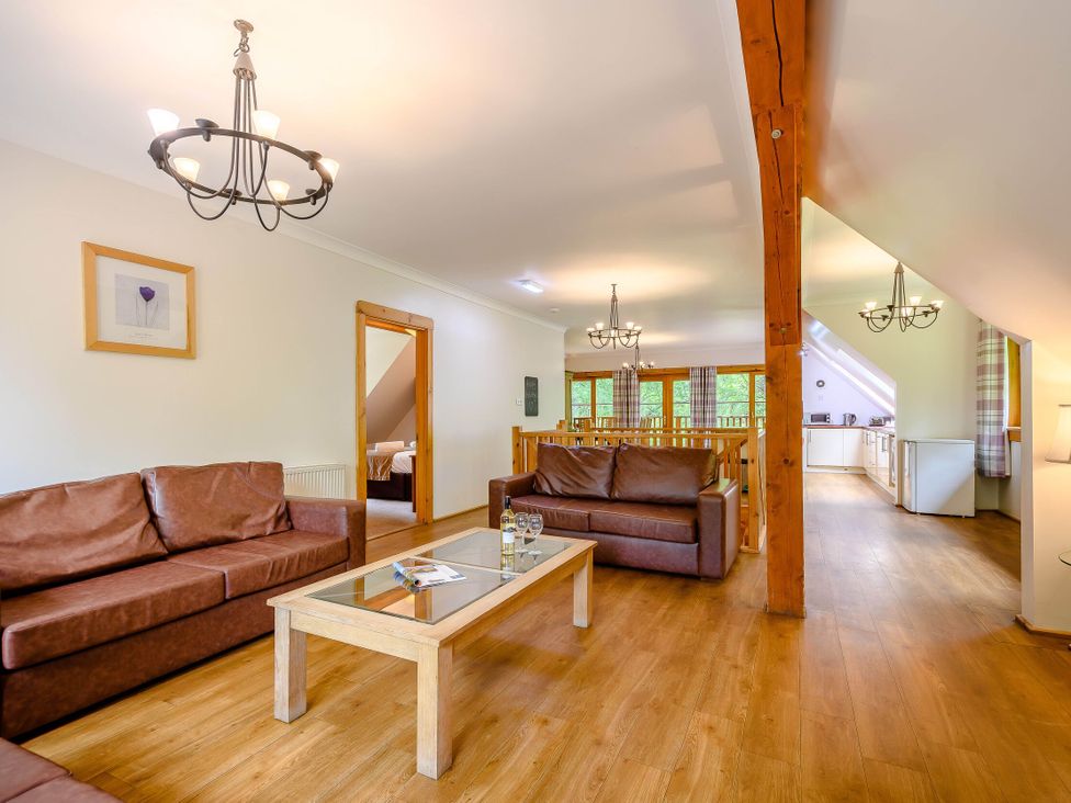 A living room with sofas and a coffee table at Eagle Spa Plus (Pet) in Dundee