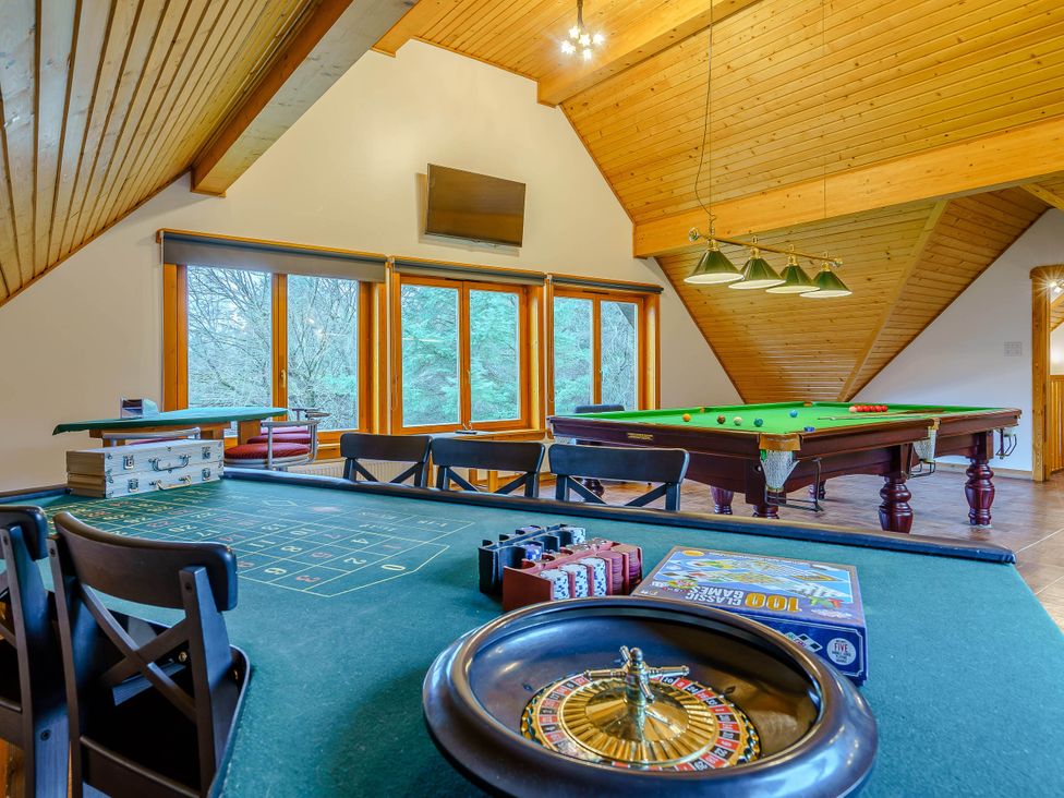 A game room with a roulette table and pool table at The Braveheart in Dundee