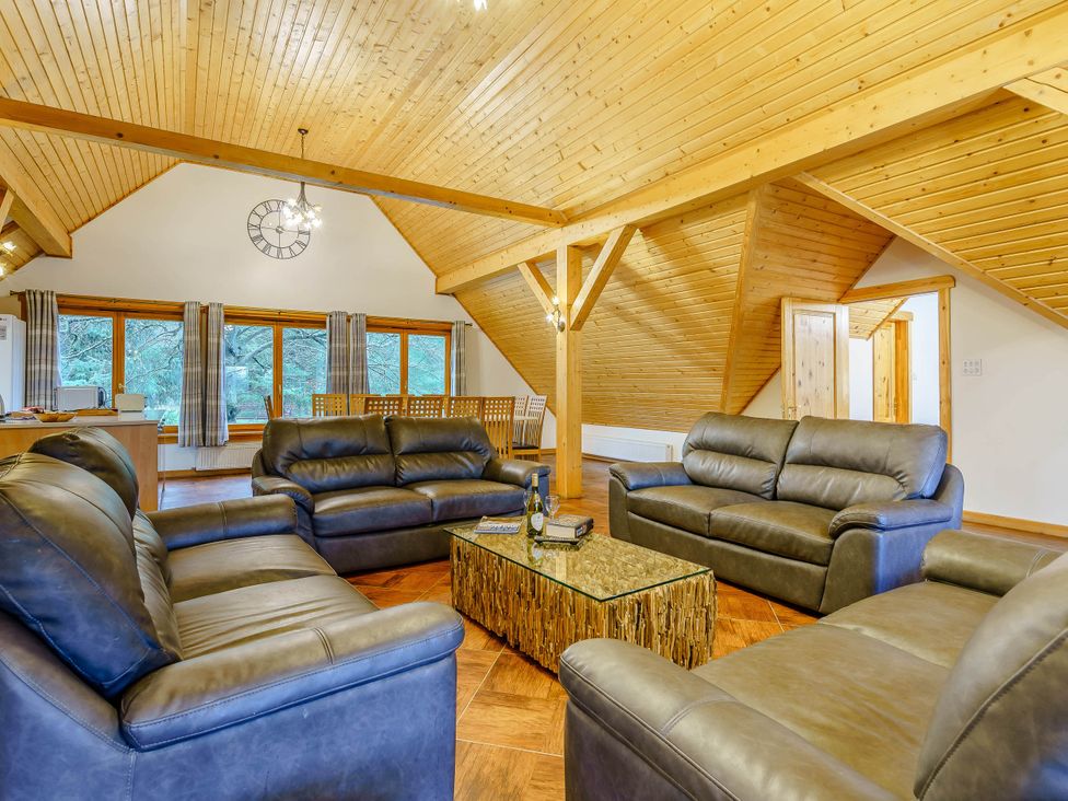 A living room with sofas and a coffee table at The Braveheart in Dundee