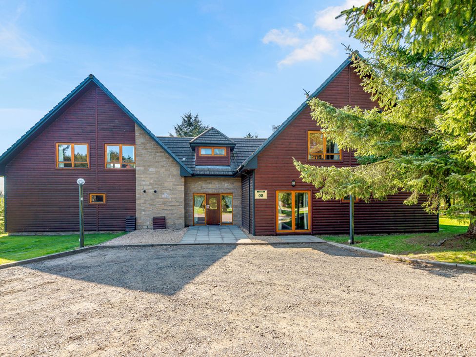 A house with a front door and driveway at The Braveheart (Pet) Dundee