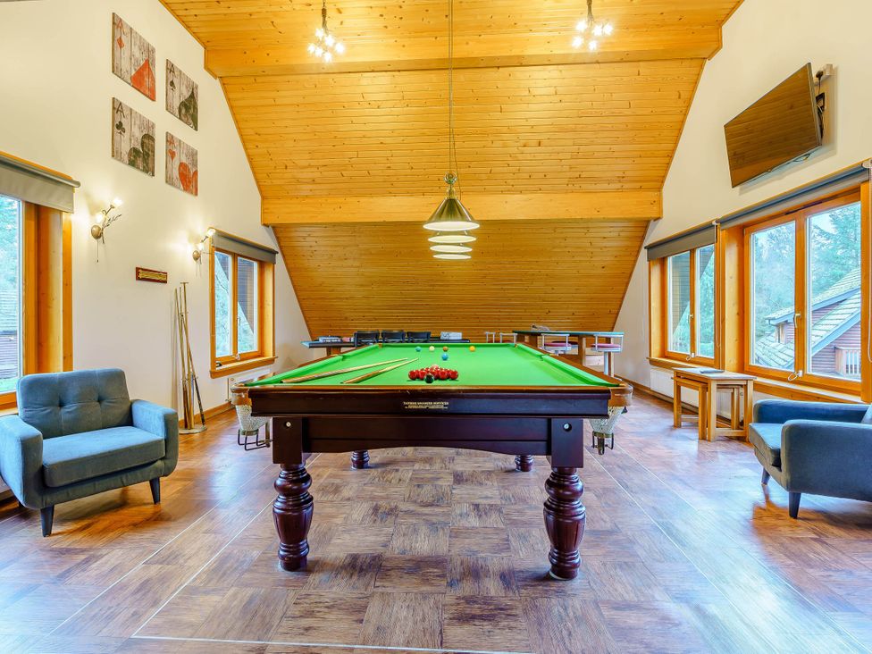 A game room with a snooker table and seating at The Braveheart (Pet) Dundee