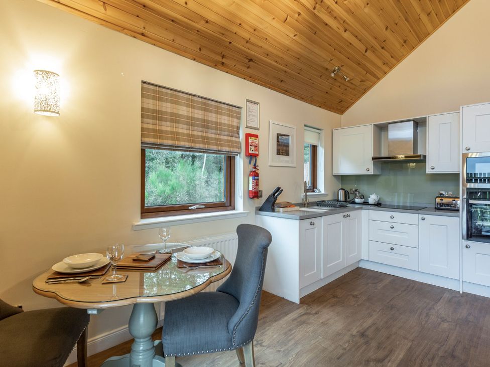 A kitchen with dining area at Byron Premier Spa (Pet) Dundee