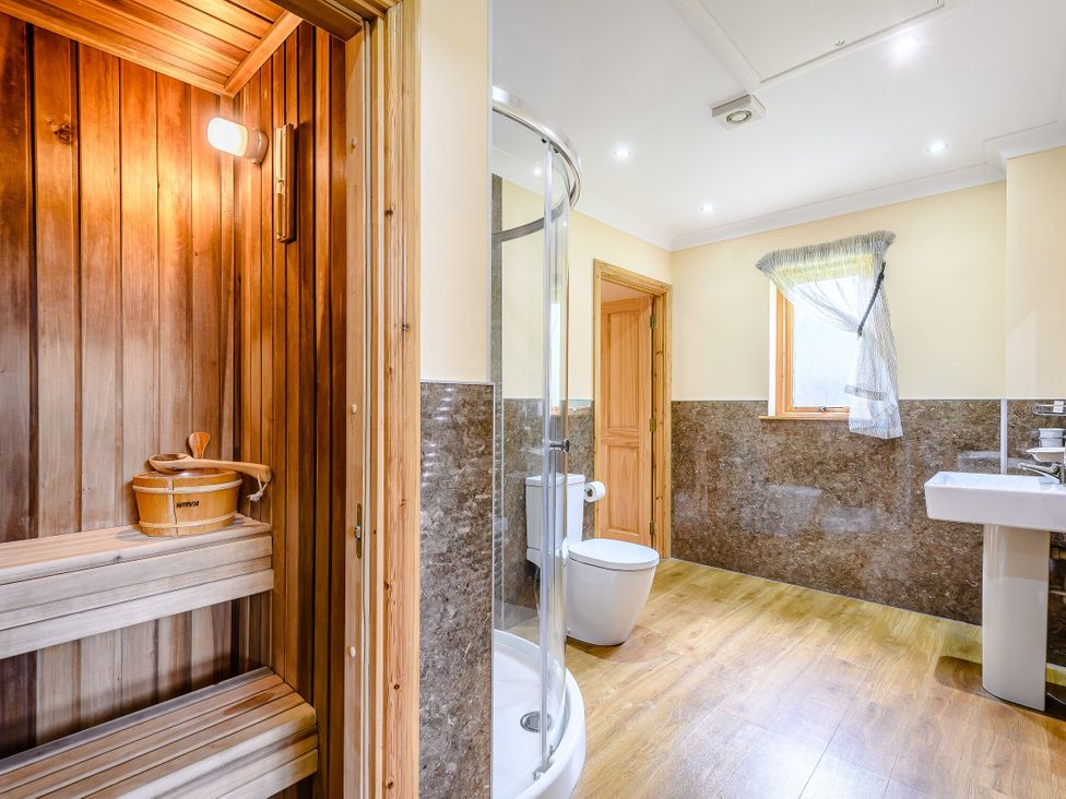 A bathroom with a sauna and shower at Muirloch Spa Plus in Dundee