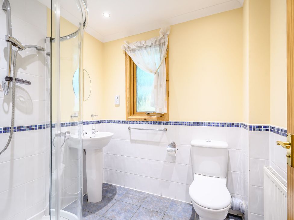 A bathroom with a shower, toilet and sink at Barnard Lodge in Dundee