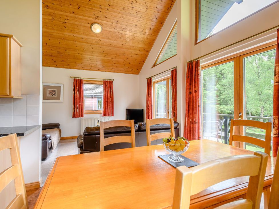 A dining area with a table and chairs at Osprey Lodge in Dundee