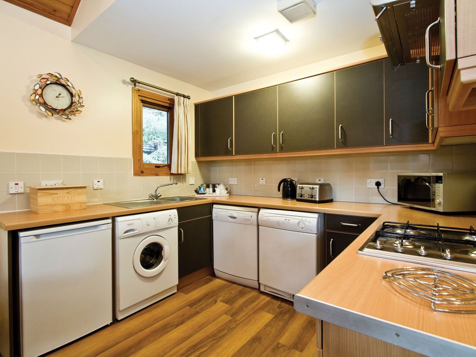 A kitchen with appliances and cabinetry at Osprey Spa (Pet) in Dundee
