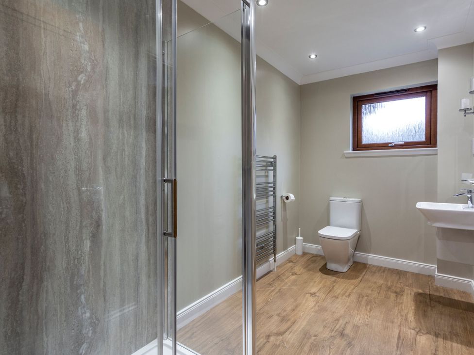 A bathroom with shower, toilet, and sink at Galbraith Premier Spa (Pet) in Dundee