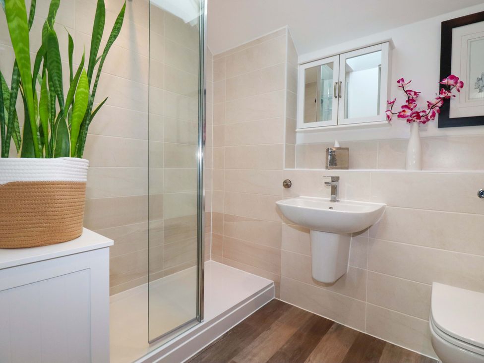A bathroom with a shower, sink, and plant at 33 Fordh Tobmen in St. Agnes