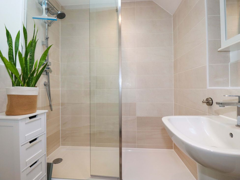 A bathroom with a shower, sink, and plant at 33 Fordh Tobmen, St. Agnes