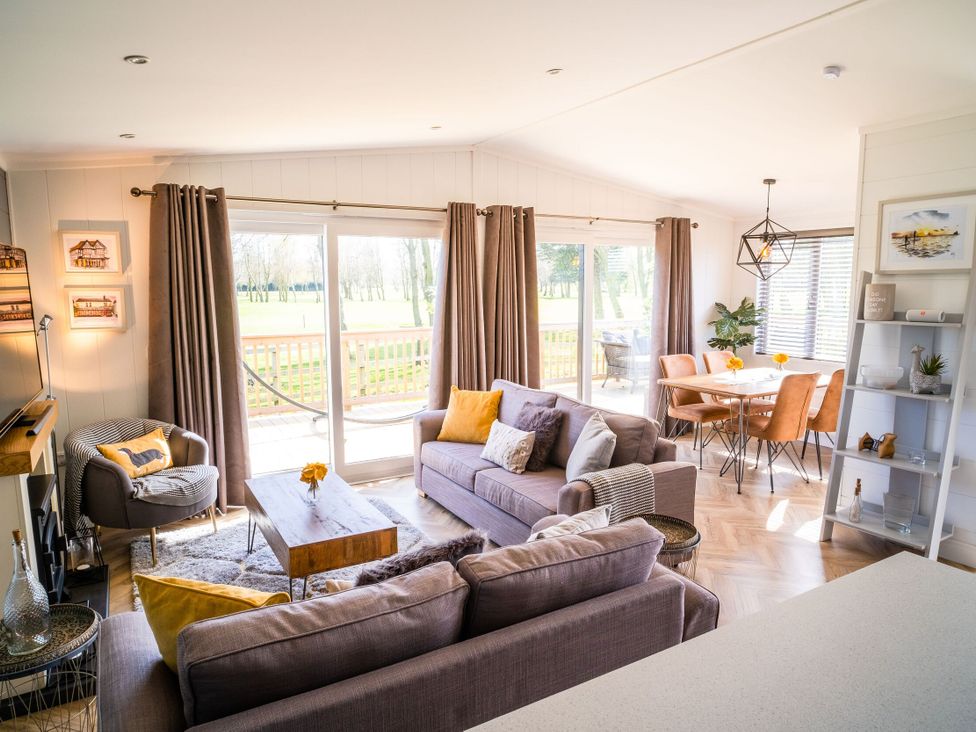 A living room with a sofa and coffee table at Goldfinch in Waltham