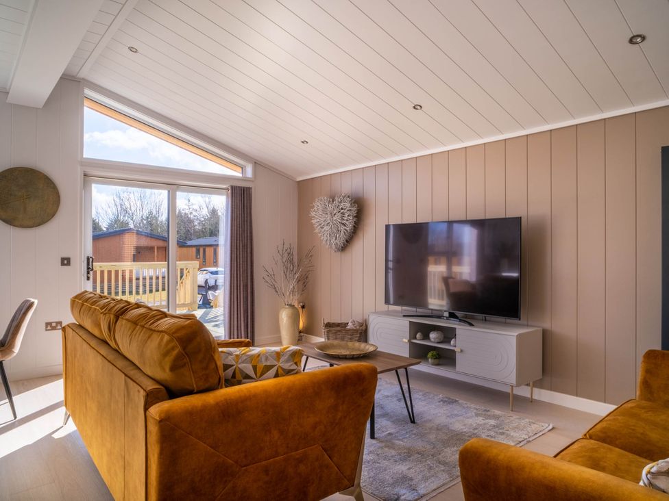 A living room with a television and sofa at Luxurious Serenity in Waltham