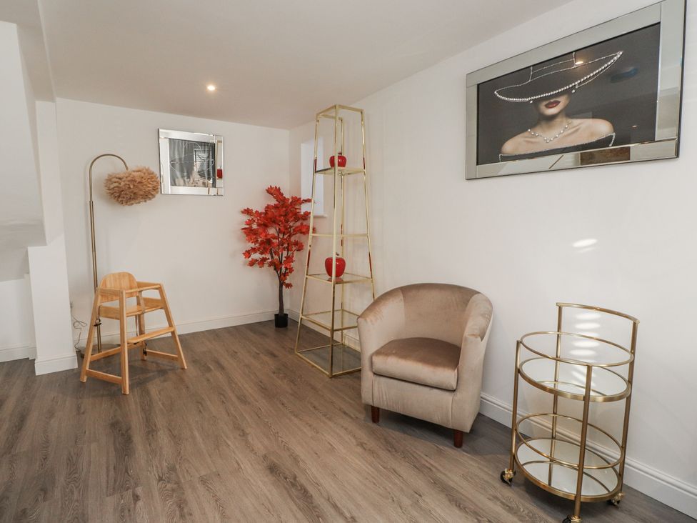 A living room with furniture and decor at Ty'n Lon in Pwllheli