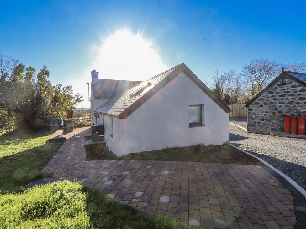 A house and pathway with a garden at Ty'n Lon in Pwllheli