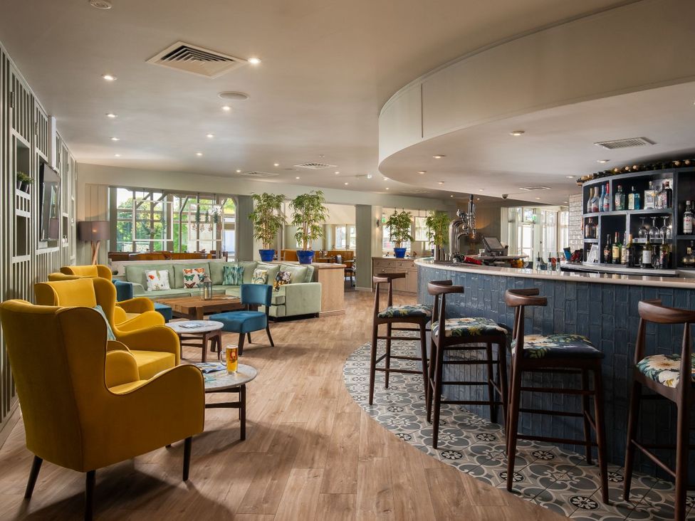 A lounge with seating and a bar area at St Ives Studio Spa in Praze-An-Beeble